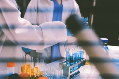 Klinik laboratuvarında çalışan araştırmacılar.