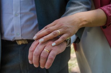 Gelin ve damadın elleri poz veriyor