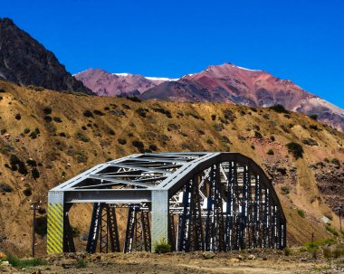 Mendoza 'daki Puente del Inca' ya giden metal köprü. Güzel bir dağ manzarası var.