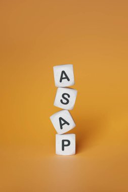 ASAP kısaltması turuncu arkaplanlı beyaz mermer karolar, 3D işlemeli. İnternet argosuna sahip harf küpleri, dijital resimleme