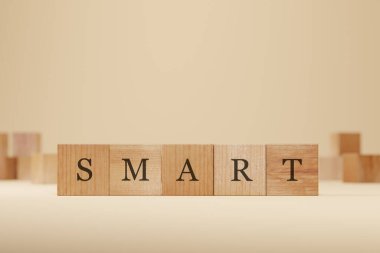 Tahta kiremitler ve 3 boyutlu çizimler. Eğitim, okul ve kereste küpleri üzerine zekice bir işaret.