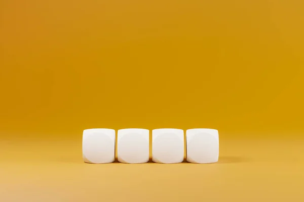 Azulejos Plástico Blanco Fondo Naranja Renderizado Cubos Letras Sin Signo — Foto de Stock
