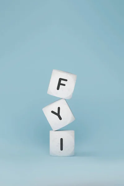 Marmorfliesen Mit Fyi Abkürzung Auf Blauem Hintergrund Rendering Buchstabenwürfel Mit — Stockfoto