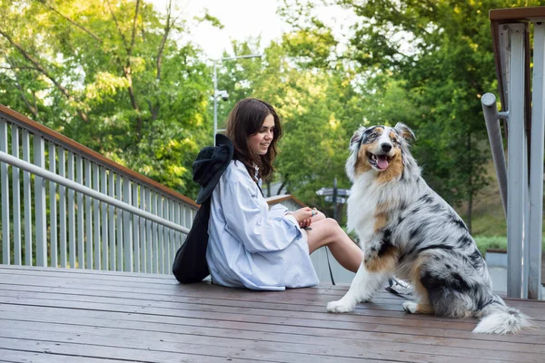 Wanita Muda Yang Duduk Samping Anjing Aussie Nya Taman Blue — Stok Foto