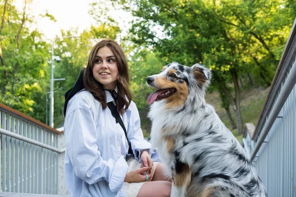 Potret Seorang Wanita Muda Dan Anjing Aussie Nya Taman Blue — Stok Foto