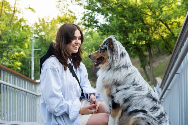 Potret Seorang Wanita Muda Yang Bahagia Dan Anjing Aussie Nya — Stok Foto