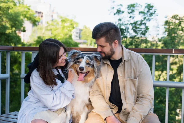 Pria Dan Wanita Muda Yang Bahagia Duduk Samping Anjing Lucu — Stok Foto