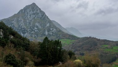 Fırtınalı Dağ Zirveleri Bulutlu bir manzaranın ortasında