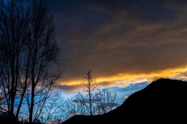 Siluetli Kışlar: Karanlık Dağ Manzarası.