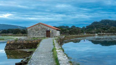 Deniz kenarında yalnızlık: Taş Kulübede Sessiz Bir Akşam