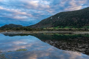 Dağ Gölü 'nde Alacakaranlık Yansımaları