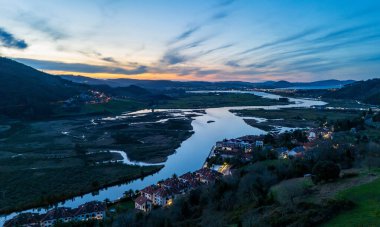 Sakin Nehir Köyü 'nün üzerindeki alacakaranlık.