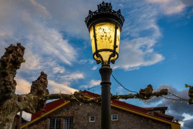 Akşam Parlaması: Yalnız Sokak Işığı Karanlık Bir Gökyüzü Altındaki Tarihi Binayı Aydınlattı.