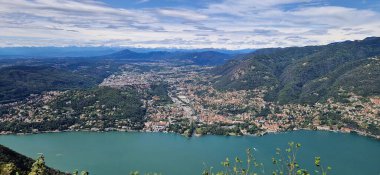 Göl kenarındaki Serene Vadisi: Doğanın Güzel Duvar Örtüsü