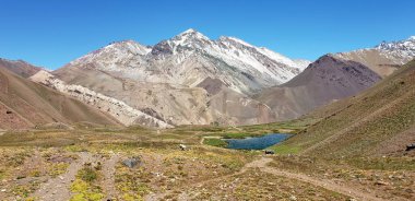 Berrak Mavi Gök Altında Huzurlu Dağ Sıraları