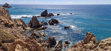 Engebeli Sahil Kıyısı Sonsuz Mavi Okyanusla Karşılaşıyor