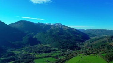 Verdant Vadisi, Karlı Tepeler 'in ortasında. Büyüleyici Çerçeve Yakalama