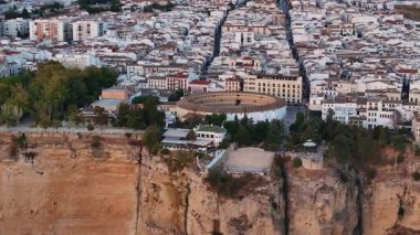 Uçurumun kenarındaki Akdeniz şehrinin havadan görünüşü