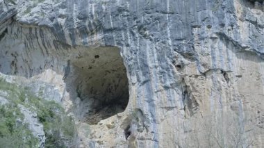 Doğa tuvalinin engebeli zarafeti. Davetli Atmosfer Sahnesi