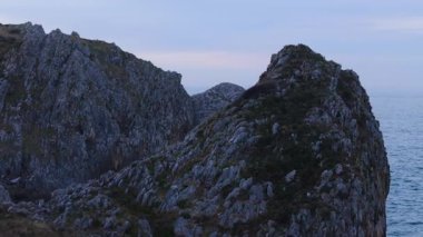 Engebeli sahil şeridi Turkuaz Suları ile buluşuyor. Büyüleyici Vista Sahnesi