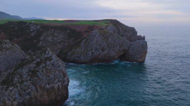 Kıyı Dinginliği: Okyanuslara Bakan Yalnız Bir Uçurum Kucaklıyor