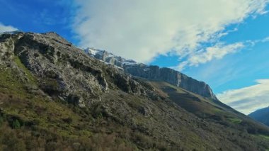 Zirve Sükuneti: Açık Mavi Gökyüzünün Altında Bir Dağlar Zirvesi