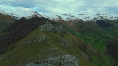 Alacakaranlık 'ta karla kaplı dağ sıraları. Nefes kesici Manzara Çekimi