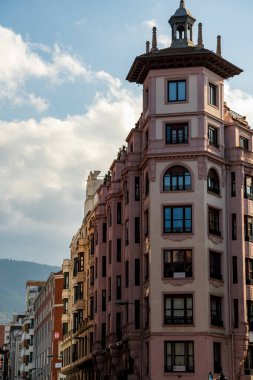 Doğanın Fısıltıları: Ormandaki Yosun Kaplamalı Bir Ağaca Yakın Çekim.