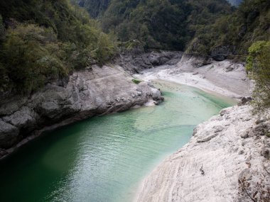 Alp Nehri manzarası: Temiz Su ve Orman Tepeleri. Yüksek kalite fotoğraf