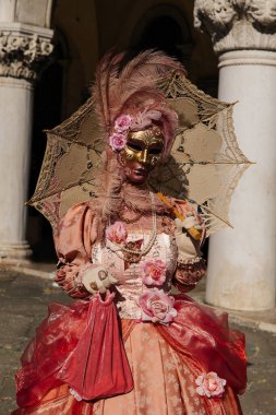  Renkli karnaval maskeleri, Venedik, İtalya 'da geleneksel bir festivalde. Yüksek kalite fotoğraf