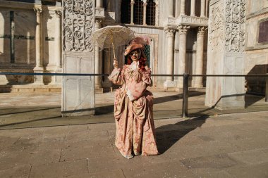 Venedik karnaval maskeleri ve Venedik festivalindeki güzellik. Yüksek kalite fotoğraf