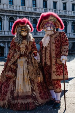 Venedik Karnaval İkili: Geleneksel Maskeler ve Giysiler. Yüksek kalite fotoğraf