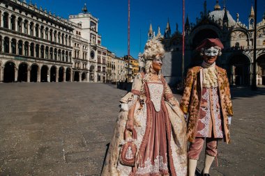 Venedik Karnavalı Zarafeti: Tarihi Elbise Giyen İki Maskeli Adam. Yüksek kalite fotoğraf