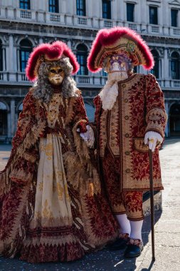Venedik Karnaval İkili: Geleneksel Maskeler ve Giysiler. Yüksek kalite fotoğraf