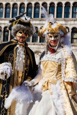 İtalyan Karnaval Çifti: Süslü Maskeler ve Tarihi Giysiler. Yüksek kalite fotoğraf