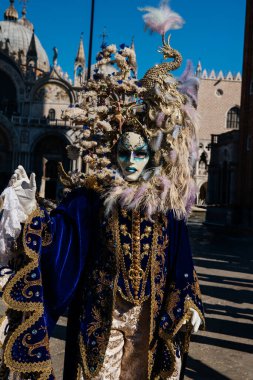 Venedik Karnaval Karakteri: Eşsiz Başlıklı Maskeli Adam. Yüksek kalite fotoğraf