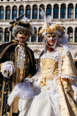 İtalyan Karnaval Çifti: Süslü Maskeler ve Tarihi Giysiler. Yüksek kalite fotoğraf