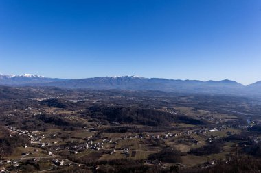Alp manzarası: Dağların ve vadilerin panoramik manzarası. Yüksek kalite fotoğraf 