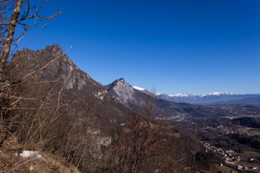 Alp manzarası: Dağların ve vadilerin panoramik manzarası. Yüksek kalite fotoğraf 