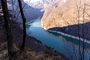 Alp Sahnesi: Rocky Dağları ve Temiz Mavi Göl. Yüksek kalite fotoğraf