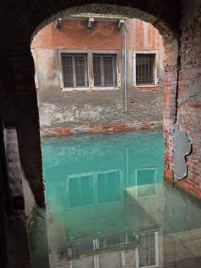 Venedik Su Altındaki Bina: Su Yansımaları ve Mimarlık. Yüksek kalite fotoğraf