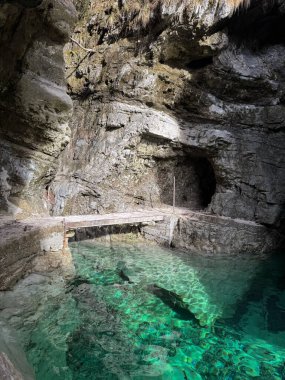  Kaya oluşumları ve havuz. Yüksek kalite fotoğraf