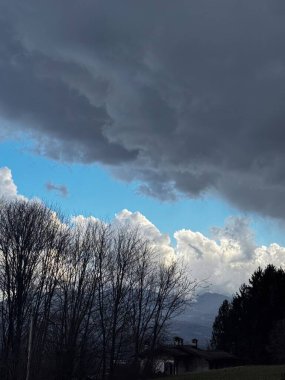 Fırtınalı Bulutlar ve Uzak Tepeler. Yüksek kalite fotoğraf