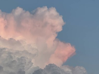 Pembe Bulutlar: Dramatik Gökyüzü ve Güneş Işığı, Bulutlar Arasındaki Güneş Işığı. Yüksek kalite fotoğraf