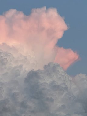 Pembe Bulutlar: Dramatik Gökyüzü ve Güneş Işığı, Bulutlar Arasındaki Güneş Işığı. Yüksek kalite fotoğraf
