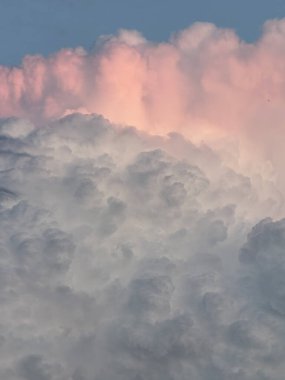 Pembe Bulutlar: Dramatik Gökyüzü ve Güneş Işığı, Bulutlar Arasındaki Güneş Işığı. Yüksek kalite fotoğraf