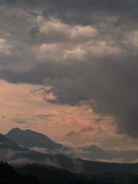 Gün batımı ve Bulutlu Tepeler. Yüksek kalite fotoğraf