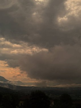 Gün batımı ve Bulutlu Tepeler. Yüksek kalite fotoğraf