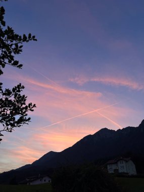Dağ Günbatımı: Renkli Gökyüzü ve Siluet, Günbatımı Gökyüzü, Dağ Silueti Sahnesi Görünümü, Horizon. Yüksek kalite fotoğraf