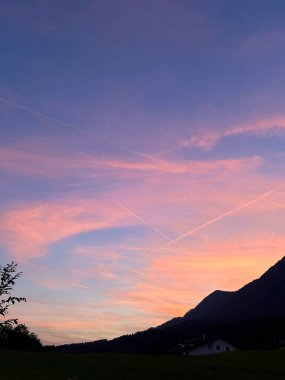 Dağ Günbatımı: Renkli Gökyüzü ve Siluet, Günbatımı Gökyüzü, Dağ Silueti Sahnesi Görünümü, Horizon. Yüksek kalite fotoğraf